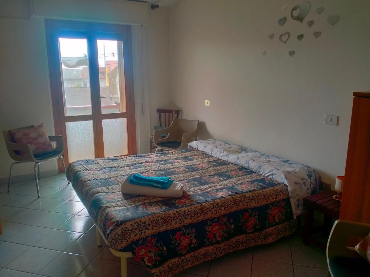 Appartamento Santa Giusta Eksteriør billede
